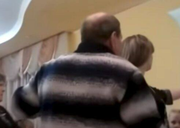 (ვიდეო) მამამთილმა პატარძალი შუა ქორწილში სცემა – ვერ წარმოიდგენთ რა იყო მიზეზი!