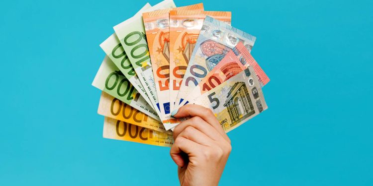 ვალუტის კურსი შეიცვალა – რამდენ ლარად შეიძენთ დოლარს და ევროს?