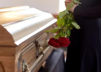 რა არ შეიძლება ეცვას გარდაცვლილს? – მღვდლის განმარტება