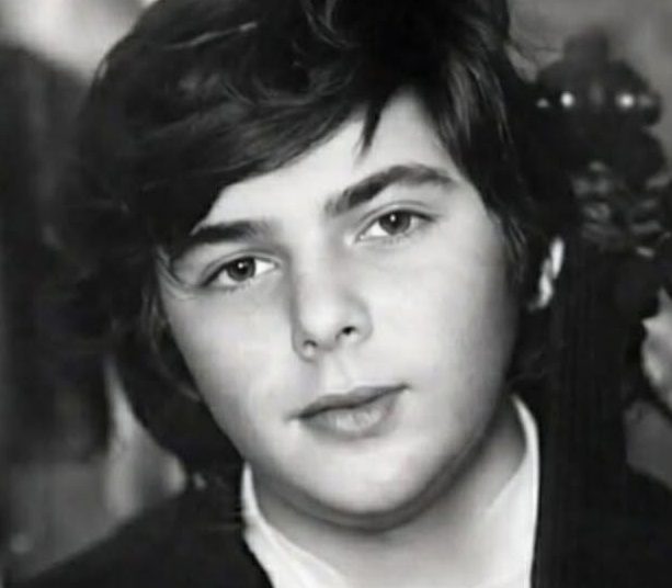 გამოიცანით ცნობილი ადამიანი ახალგაზრდობის ფოტოთი – 99%-ს უჭირს გამოცნობა