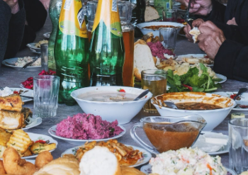 შეიძლება თუ არა დაკრძალვის ცერემონიიდან საკვების სახლში წაღება? – მღვდელი განმარტებას აკეთებს