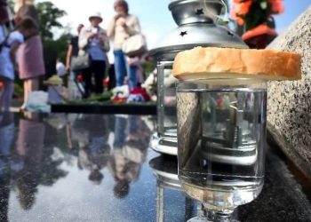 საფლავზე ჭიქით ალკოჰოლური სასმლის დატოვება კატეგორიულად არ შეიძლება – ეკლესიის მსახურის განმარტება