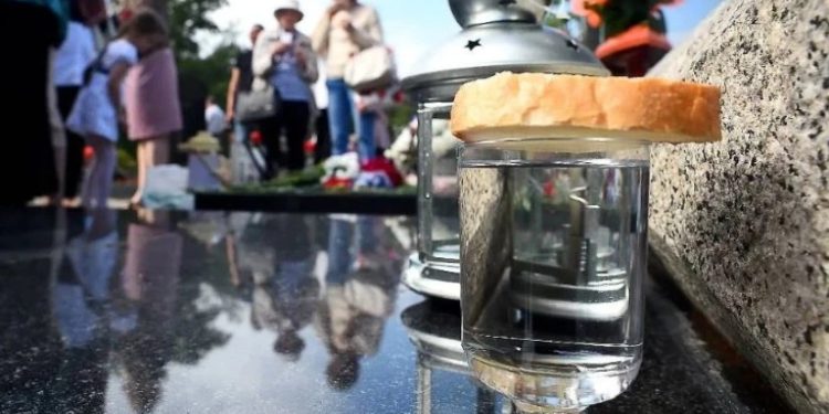 საფლავზე ჭიქით ალკოჰოლური სასმლის დატოვება კატეგორიულად არ შეიძლება – ეკლესიის მსახურის განმარტება