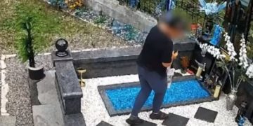 (VIDEO) ,,1 წელი და ორი თვეა, რაც ანგელოზივით შვილის საფლავს ვუყურებ…” – ვრცელდება სათვალთვალო კამერით გადაღებული კადრები